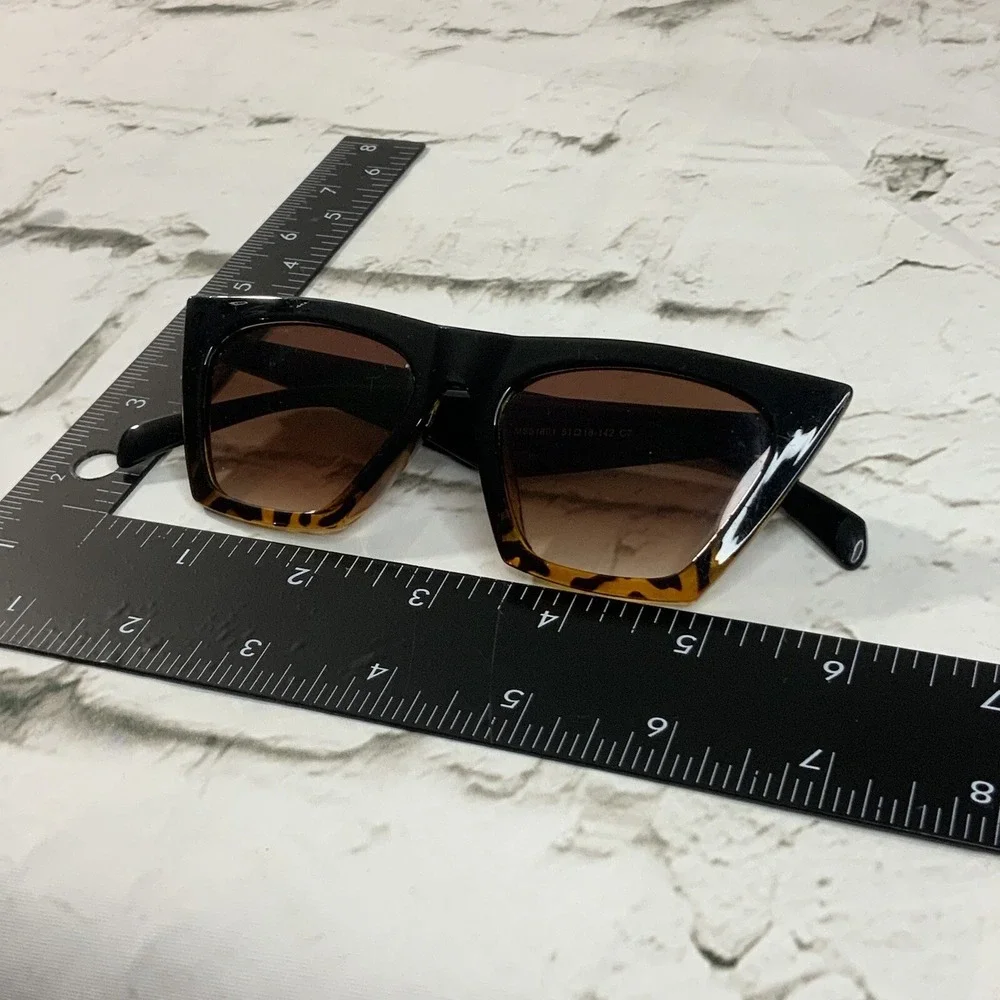 Plastic Sunglasses Unbranded Tortoise Shell Print Scuffed Brown Lenses